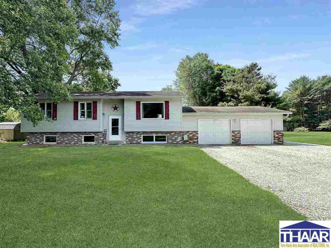 1564 W SITTING BULL DR, TERRE HAUTE, IN 47802, photo 1 of 23
